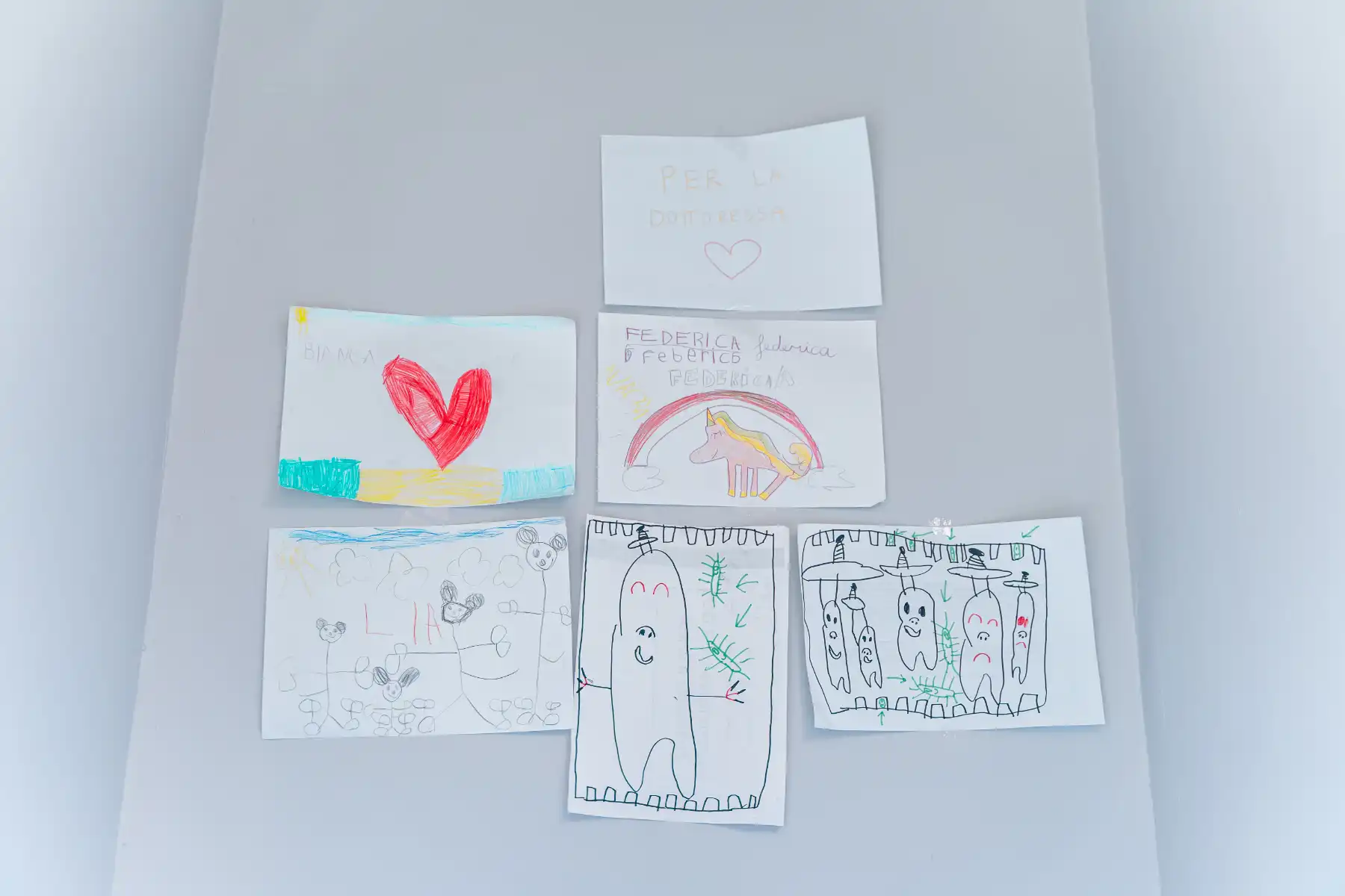 Disegni dei piccoli pazienti dello Studio Isaza appesi in studio, Bologna
