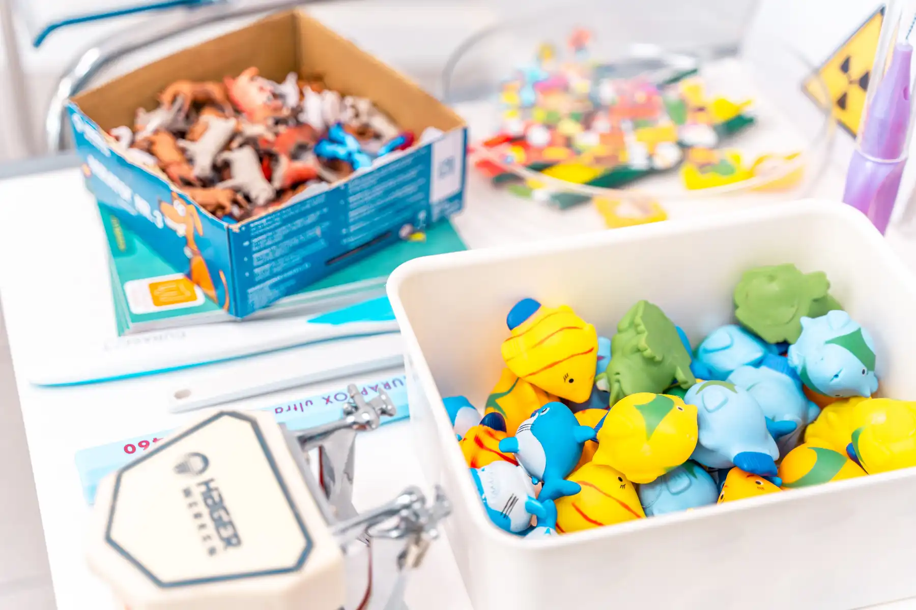 Giocattoli e gadget per bambini nella sala pediatrica dello Studio Isaza, Bologna
