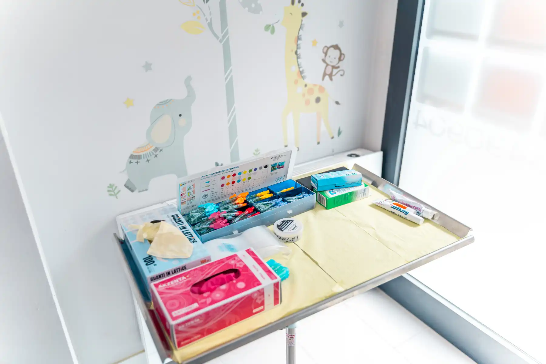 Vassoio con materiali per trattamento pediatrico nella sala bambini dello Studio Isaza, Bologna