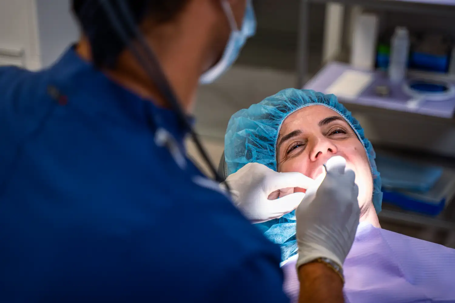Dentista che visita paziente durante trattamento conservativo, Studio Isaza Bologna