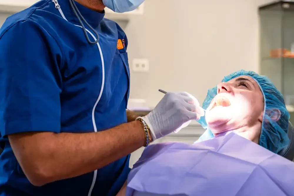 Dentista che esegue otturazione su paziente, Studio Isaza Bologna