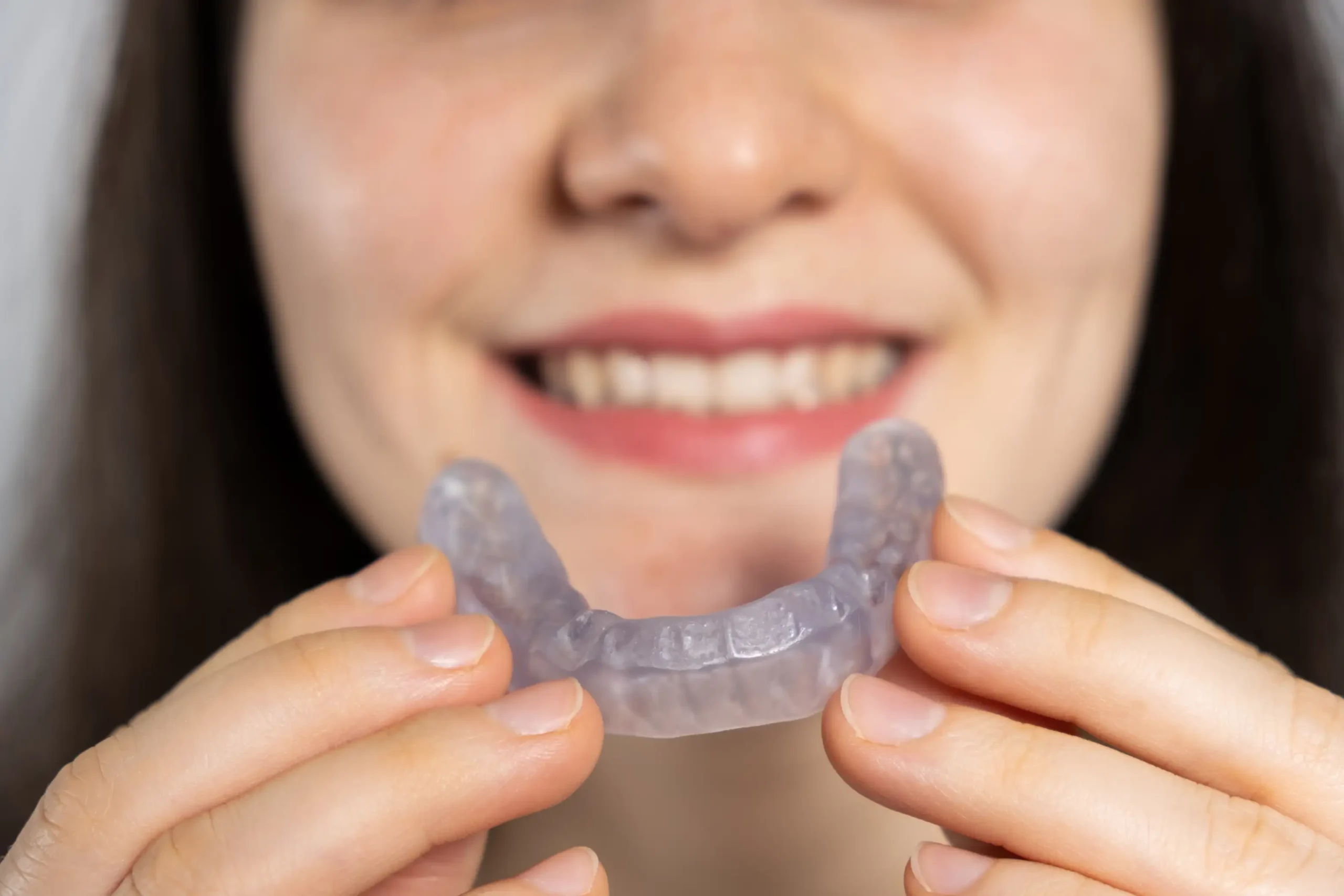 Paziente con bite occlusale trasparente per trattamento gnatologico