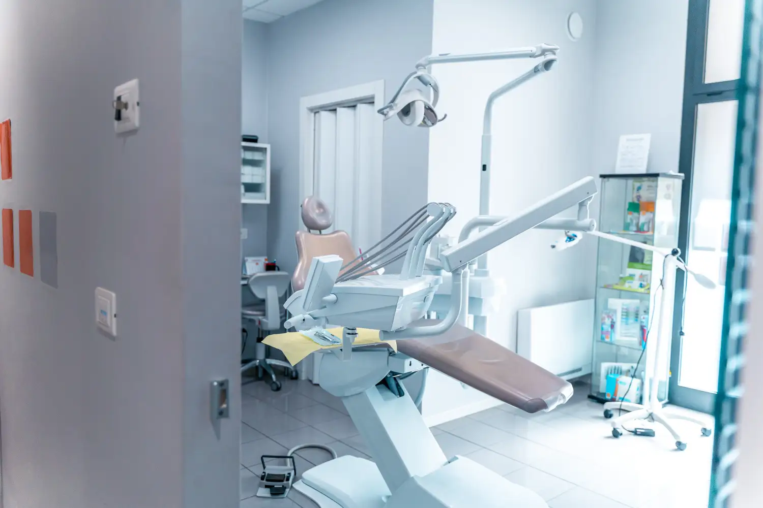 Sala dello Studio Dentistico Isaza Bologna con poltrona e strumentazione
