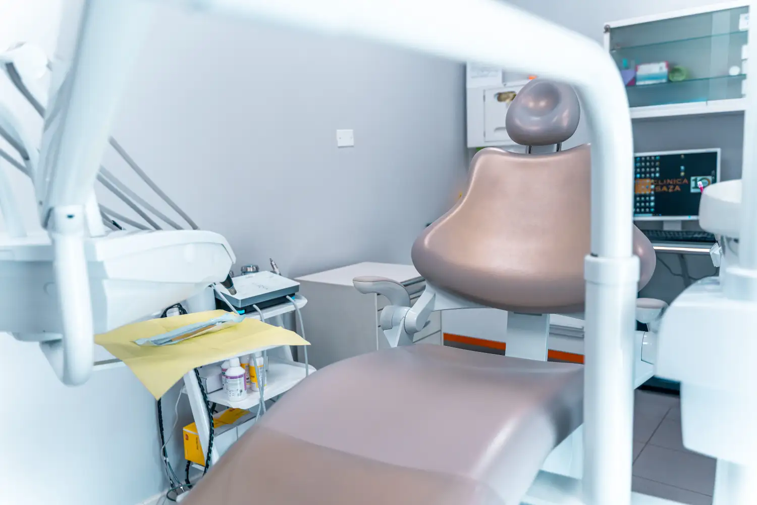 Postazione dentistica attrezzata per trattamenti di igiene orale, Studio Isaza Bologna