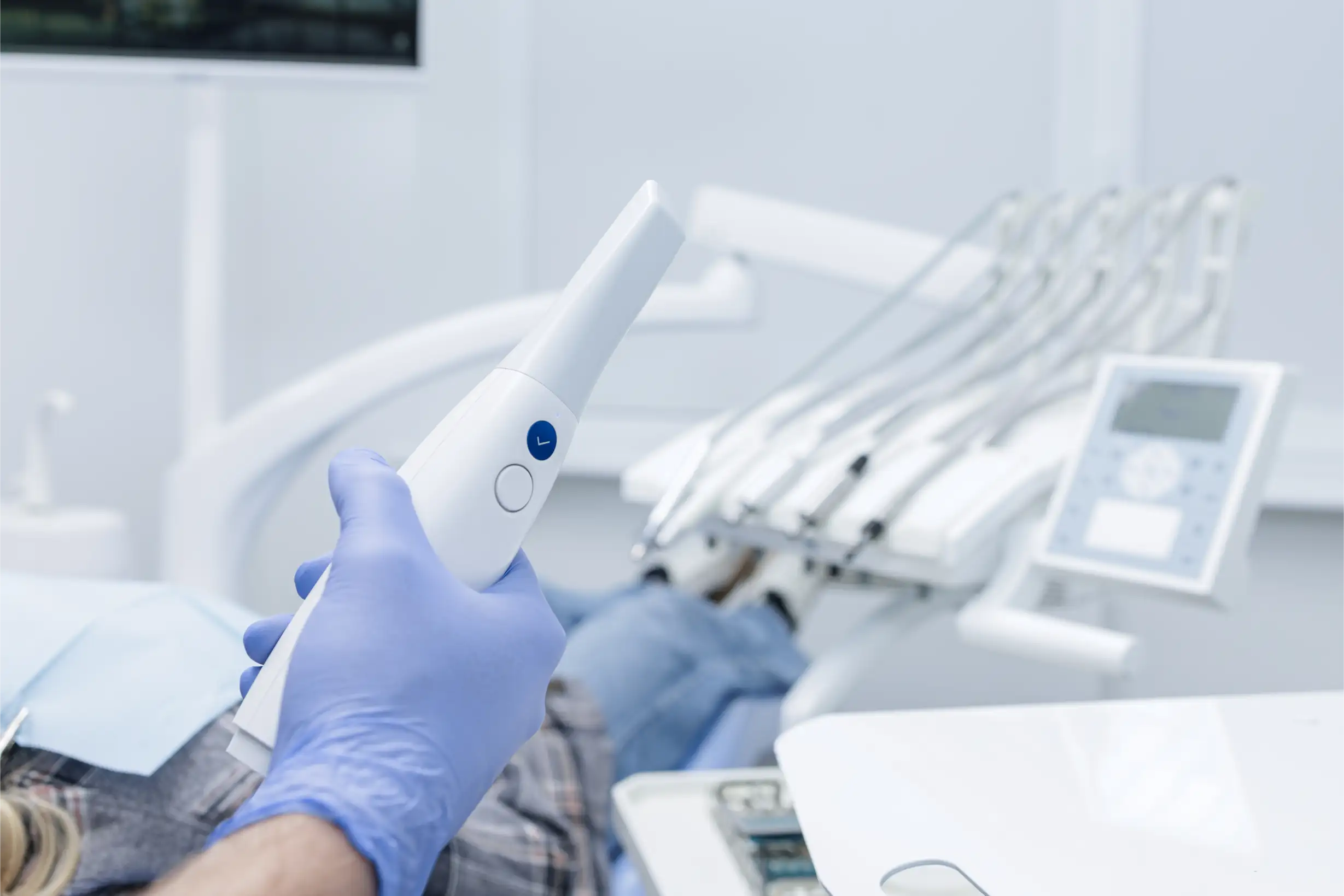 Dentista dello Studio Isaza con scanner intraorale per impronte digitali, Bologna