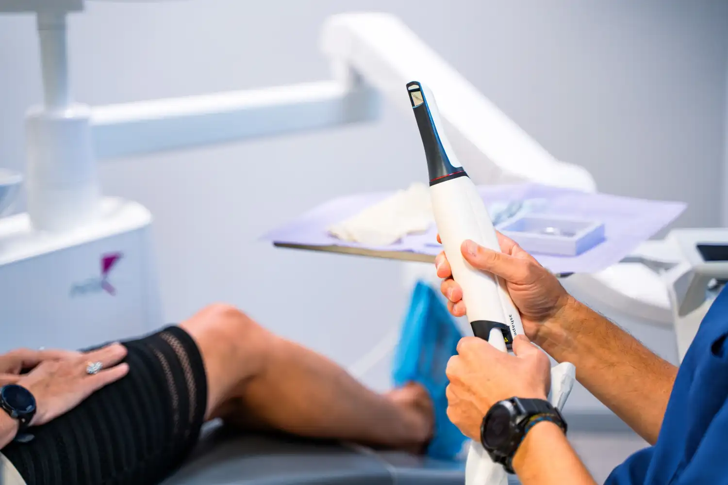 Scanner intraorale digitale utilizzato per impronta dentale 3D, Studio Isaza Bologna