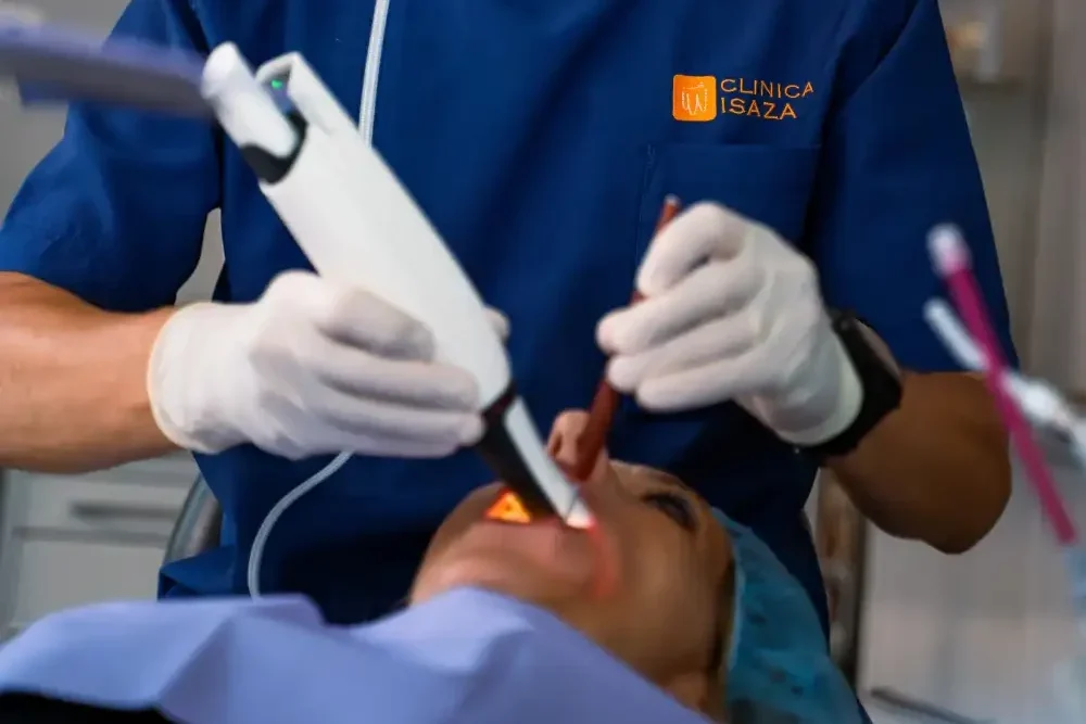 Ortodontista dello Studio Isaza con strumentazione digitale per scansione dentale, Bologna