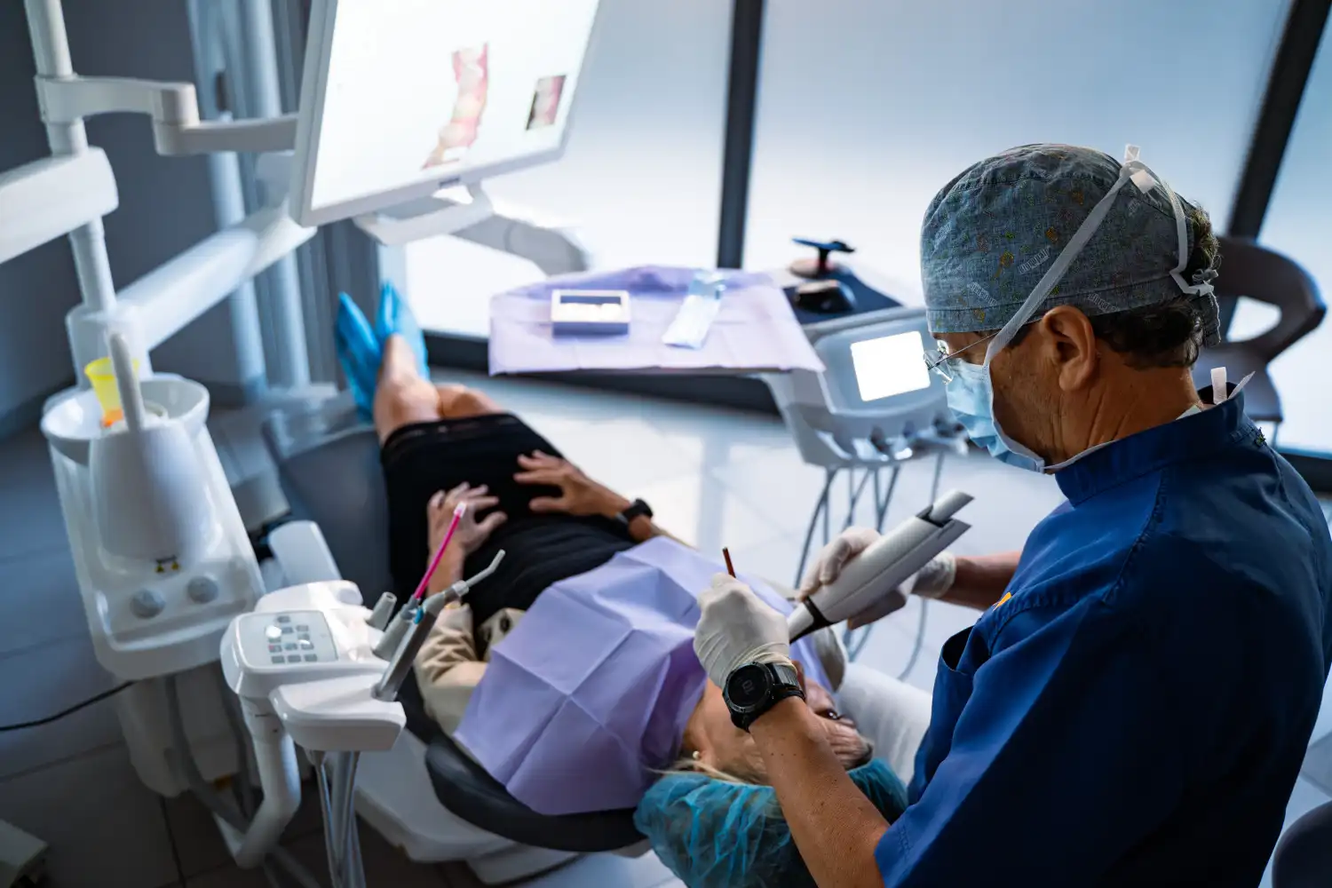 Dentista dello Studio Isaza che esegue scansione digitale su paziente in poltrona, Bologna