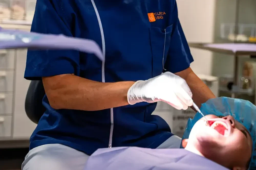 Ortodontista dello Studio Isaza che prepara trattamento per paziente pediatrico, Bologna