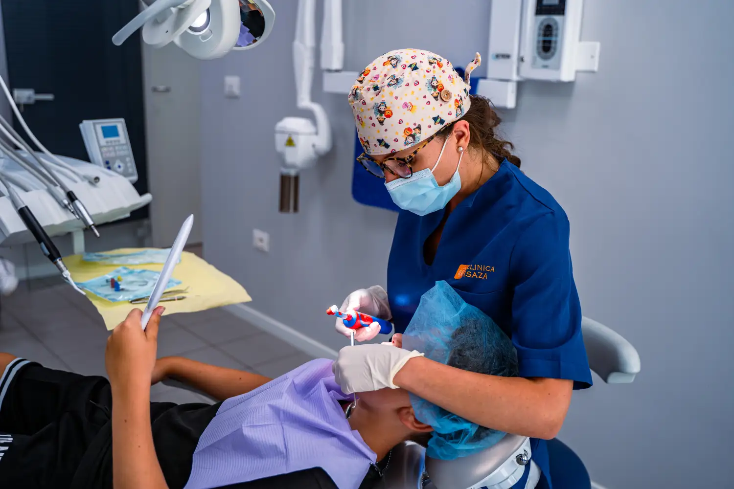 Dentista dello Studio Isaza che visita bambino sulla poltrona pediatrica, Bologna