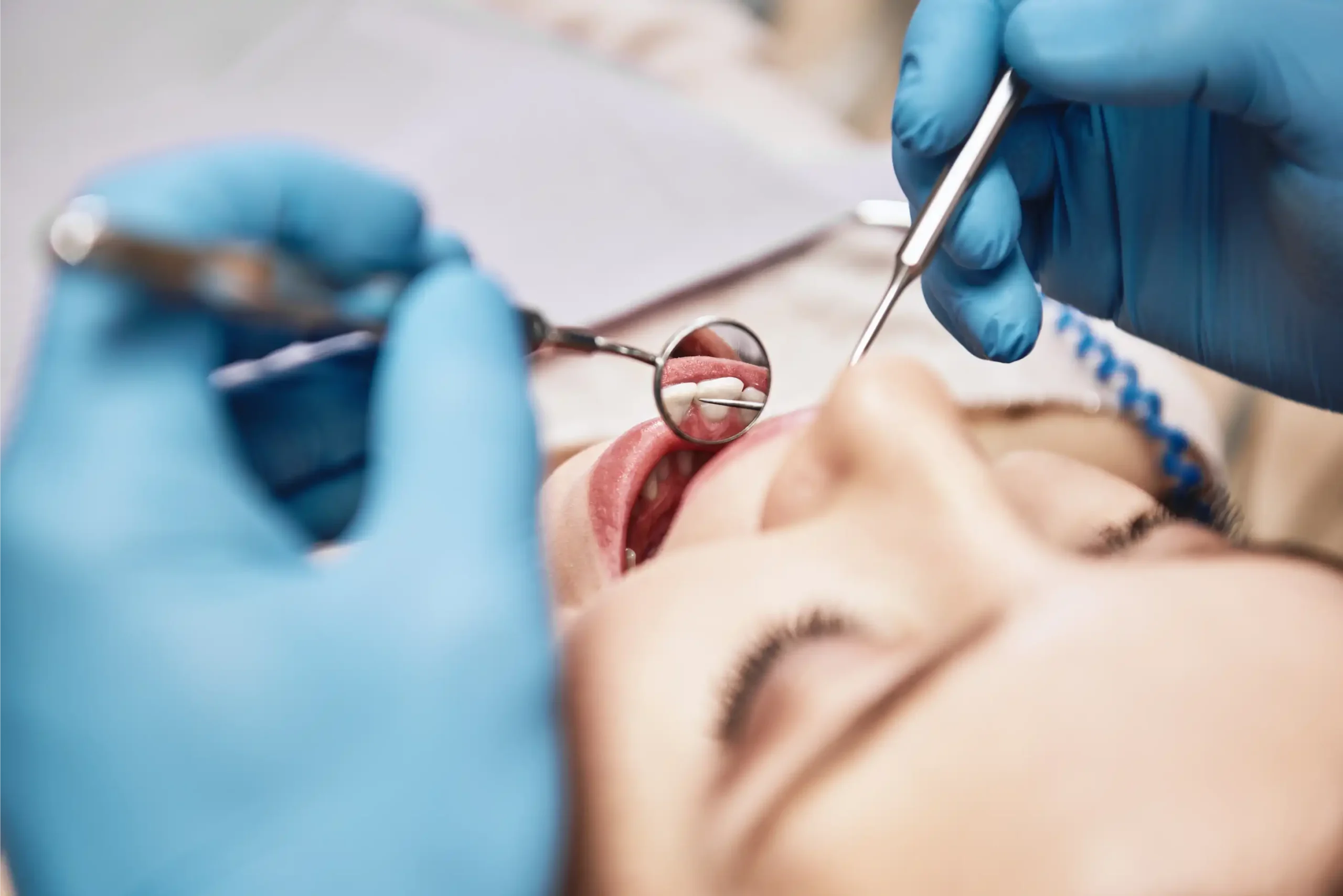Dentista che visita paziente in sedazione cosciente, Studio Isaza Bologna